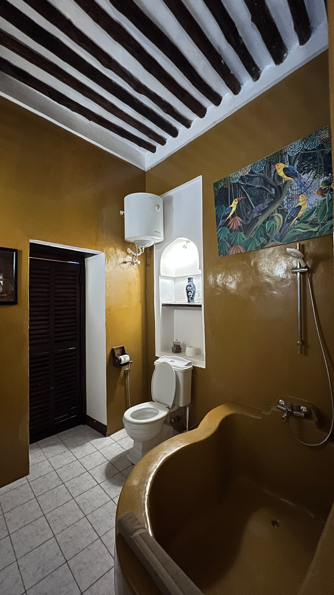 Extra large bathroom in swahili prestige suite kholle house