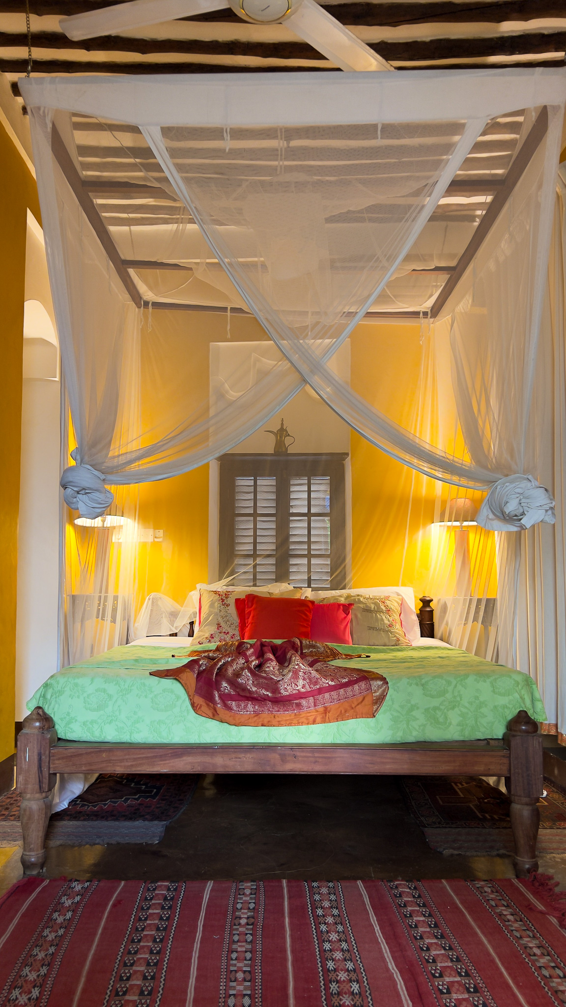 double bed in the swahili prestige suite in kholle house 
