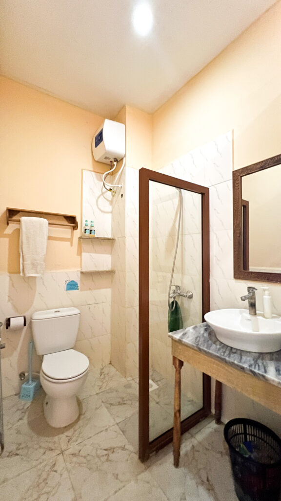 bathroom/ wet room of deluxe double room Emerald Palm Boutique Hotel 